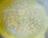 A picture of step 1 of Chickpea and green peas soup.