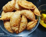 चाशनी गुजिया परतों वाली नमक पारे (chasni gujiya parato wali namak pare recipe in Hindi) रेसिपी चरण 7 फोटो