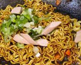 Foto langkah ke 4 dari resep Mie Goreng Sosis.