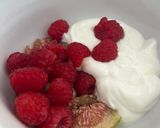 Foto del paso 3 de la receta: Desayuno saludable: bowl de brevas y frambuesas con yogur