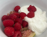 Foto del paso 3 de la receta: Desayuno saludable: bowl de brevas y frambuesas con yogur