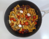 Foto del paso 7 de la receta: Pasta caprese con olivas kalamata