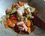 Foto langkah ke 5 dari resep Sayur Cumi Asam Manis.
