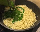 Hình bước làm 7 của món Mì udon xào cải bó xôi