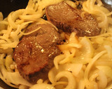 Foto del paso 8 de la receta: Fideos con pesto y churrascos encebollados