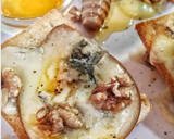 Foto del paso 2 de la receta: Tosta de peras con miel y queso gorgonzola