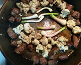 Foto del paso 2 de la receta: Arroz con carne, coliflor y ajetes