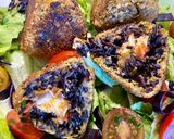 Une image de l'étape 9 de Arancini au riz noir et shakshuka Omie, au cœur de feta et chorizo.