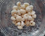 A picture of step 1 of Sweet Makhana raita.