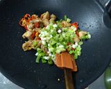 Foto langkah ke 8 dari resep Ayam Goreng Bawang Pedas.