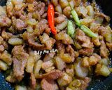 Hình bước làm 1 của món Hộp Cơm Vui Vẻ 4: (Thịt kho mắm ruốc sả, mực xào ớt...)