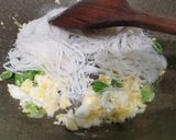 รูปขั้นตอนการทำที่ 3 ของ หมี่ขาวผัดไข่ใส่กากหมู