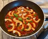 Tintahalas spagetti paradicsomszósszal, garnélával recept fázis 3 fotója