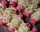 Foto langkah ke 2 dari resep Sosis Mie gulung.