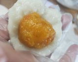 Hình bước làm 4 của món Bánh nướng mochi chà bông trứng muối