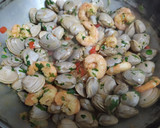 Foto del paso 5 de la receta: Almejas a la marinera con langostinos