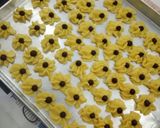 Foto langkah ke 3 dari resep Cookies Mawar Chocochip.