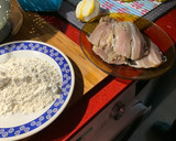 Foto del paso 1 de la receta: Calamares y sardinas fritas con limón
