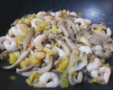 Foto del paso 5 de la receta: Quiche de puerros, setas y gambas