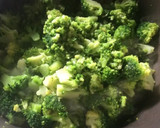 Foto del paso 1 de la receta: Brócoli con albahaca, hierbabuena y huevo cuajado🥦🥚🌿