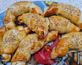 Foto del passaggio 5 della ricetta Cornetti salati di sfoglia con cotto e formaggio
