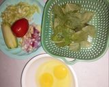 Foto langkah ke 1 dari resep Mie Goreng Tumis Timun dan Bayam.