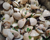 Foto del paso 6 de la receta: Linguines salteados con calamares y almejas al ajillo