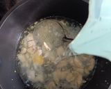 Foto langkah ke 2 dari resep Sup Tahu Ayam Jamur.