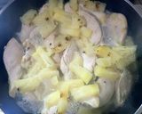 Foto del paso 1 de la receta: Pollo al ananá con coco