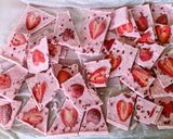 Hűsítő szeretet - epres, málnás joghurt bark recept fázis 4 fotója
