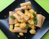 Foto del passaggio 5 della ricetta Paccheri con patate al vino bianco, con limone e menta fresca!