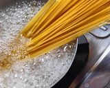 Foto langkah ke 1 dari resep Spaghetti Chicken Alfredo.