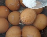 Foto langkah ke 2 dari resep Telur Masak Santan Daun Singkong.