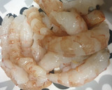 Foto del paso 1 de la receta: Cóctel de gambas en piña