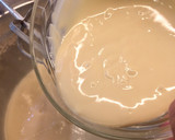 Foto del paso 10 de la receta: Bizcocho de chocolate blanco, frambuesas y piñones