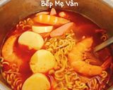Hình bước làm 4 của món Mì cay tôm,nấm,xúc xích và đậu hủ trứng