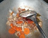 Foto langkah ke 3 dari resep Tumis ayam wortel jamur tiram.