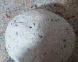 Foto del paso 5 de la receta: Pan con masa madre, alga espirulina, perejil, ajo y queso