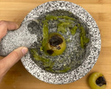 Foto del paso 2 de la receta: Salsa verde molcajeteada
