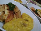 Filete de pescado marinado en jugo de limón y ajo