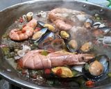 Foto del paso 4 de la receta: Paella de marisc con gambones
