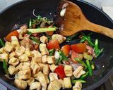 Foto langkah ke 4 dari resep Tumis Tauco Tahu Tongkol.