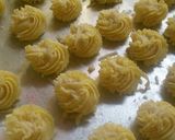 Foto langkah ke 5 dari resep Kue semprit tepung maizena lumeerrrr.