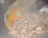 รูปขั้นตอนการทำที่ 3 ของ ผัดเห็ดนางฟ้าน้ำมันหอยใส่ไข่