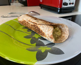 Foto del paso 2 de la receta: Wrap rápido y saludable de aguacate con salmón