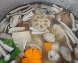 Hình bước làm 3 của món Canh củ sen nấu nấm thập cẩm chay