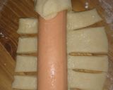 Hình bước làm 2 của món Bánh mì cuộn xúc xích