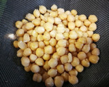Foto del paso 1 de la receta: Garbanzos con ajos tiernos y rábano blanco