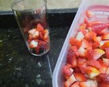 Foto del paso 3 de la receta: Copa de frutillas tipo cheesecake