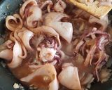 Foto del paso 2 de la receta: Calamares encebollados con setas shimeji